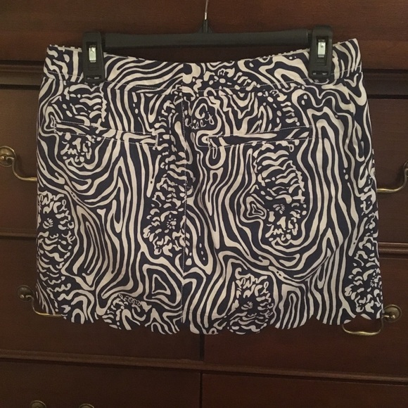 Lilly Pulitzer Size 2 Collette Skort - Hard To Find Lilly Patterned Skort! - Picture 6 of 6